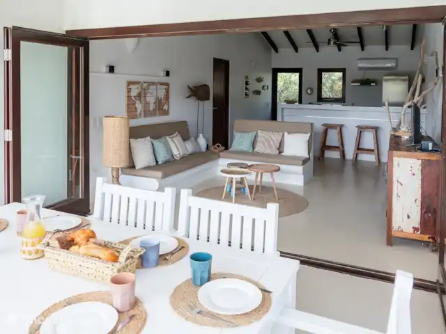 villa huren in Bonaire, Bonaire, Kralendijk – Blou Bonaire Waterlands Village De woonkamer is ingericht met een 2 en 3 persoonsbank. Tv kijken kan je naar een groot aantal tv zenders.