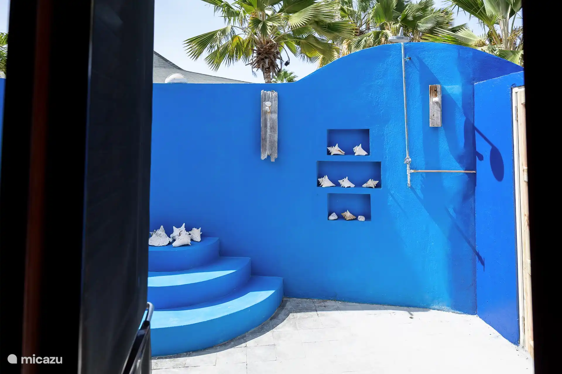 À l'extérieur, il y a une douche extérieure, un lave-linge et un réservoir d'eau propre pour nettoyer le matériel de plongée.