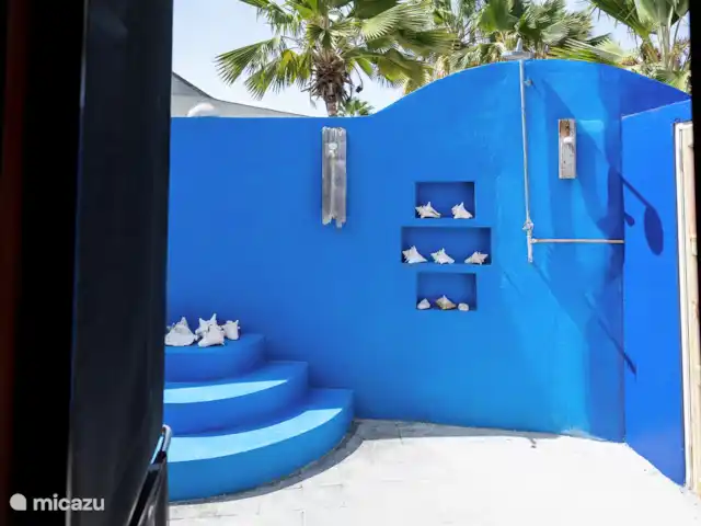 villa huren in Bonaire, Bonaire, Kralendijk – Blou Bonaire Waterlands Village In de buitenruimte bevindt zich een buitendouche, de wasmachine en een schoonwater bak om duikspullen te kunnen reinigen.