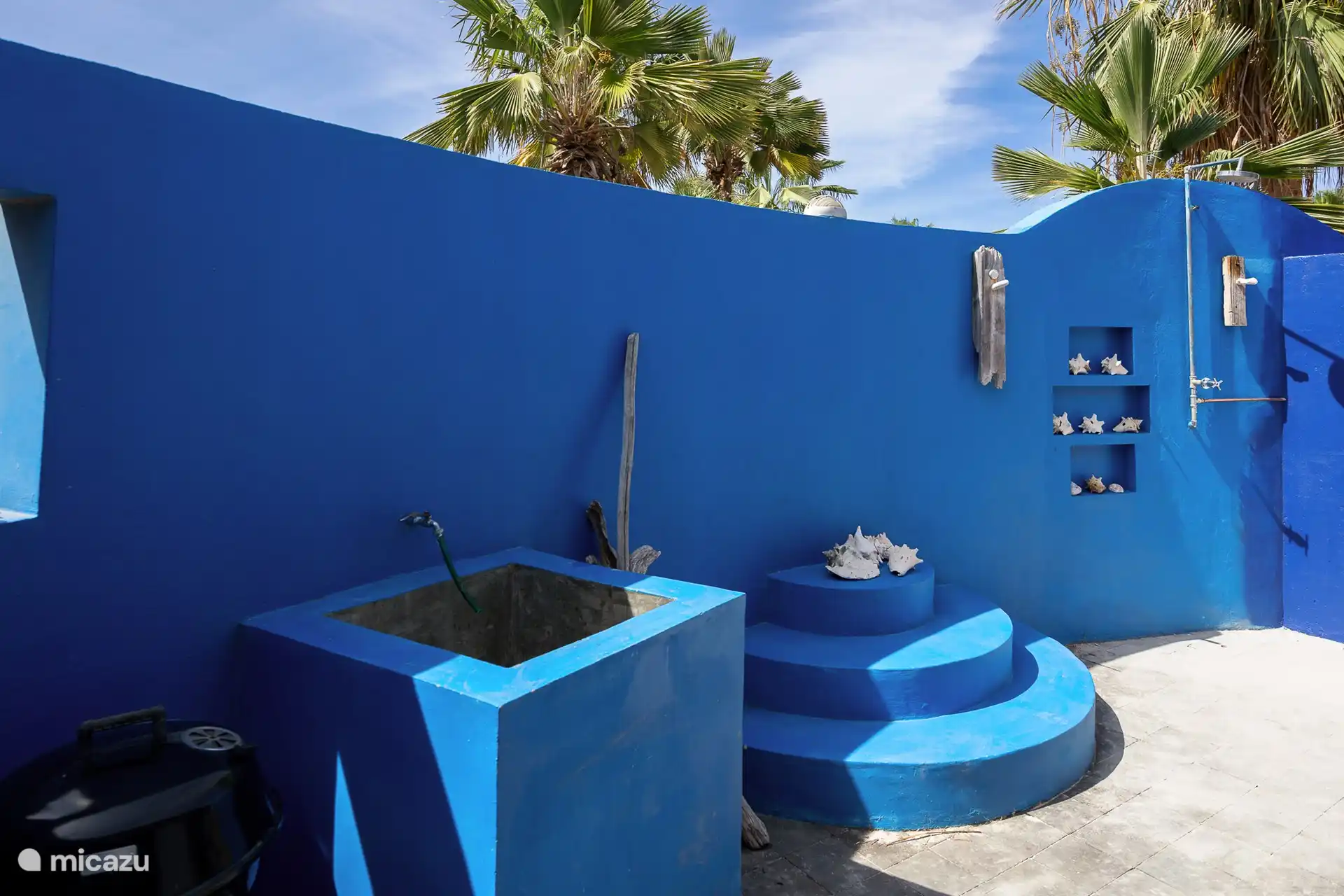 À l'extérieur, il y a une douche extérieure, un lave-linge et un réservoir d'eau propre pour nettoyer le matériel de plongée.