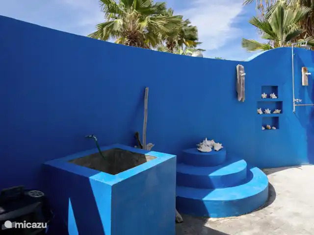 villa huren in Bonaire, Bonaire, Kralendijk – Blou Bonaire Waterlands Village In de buitenruimte bevindt zich een buitendouche, de wasmachine en een schoonwater bak om duikspullen te kunnen reinigen.