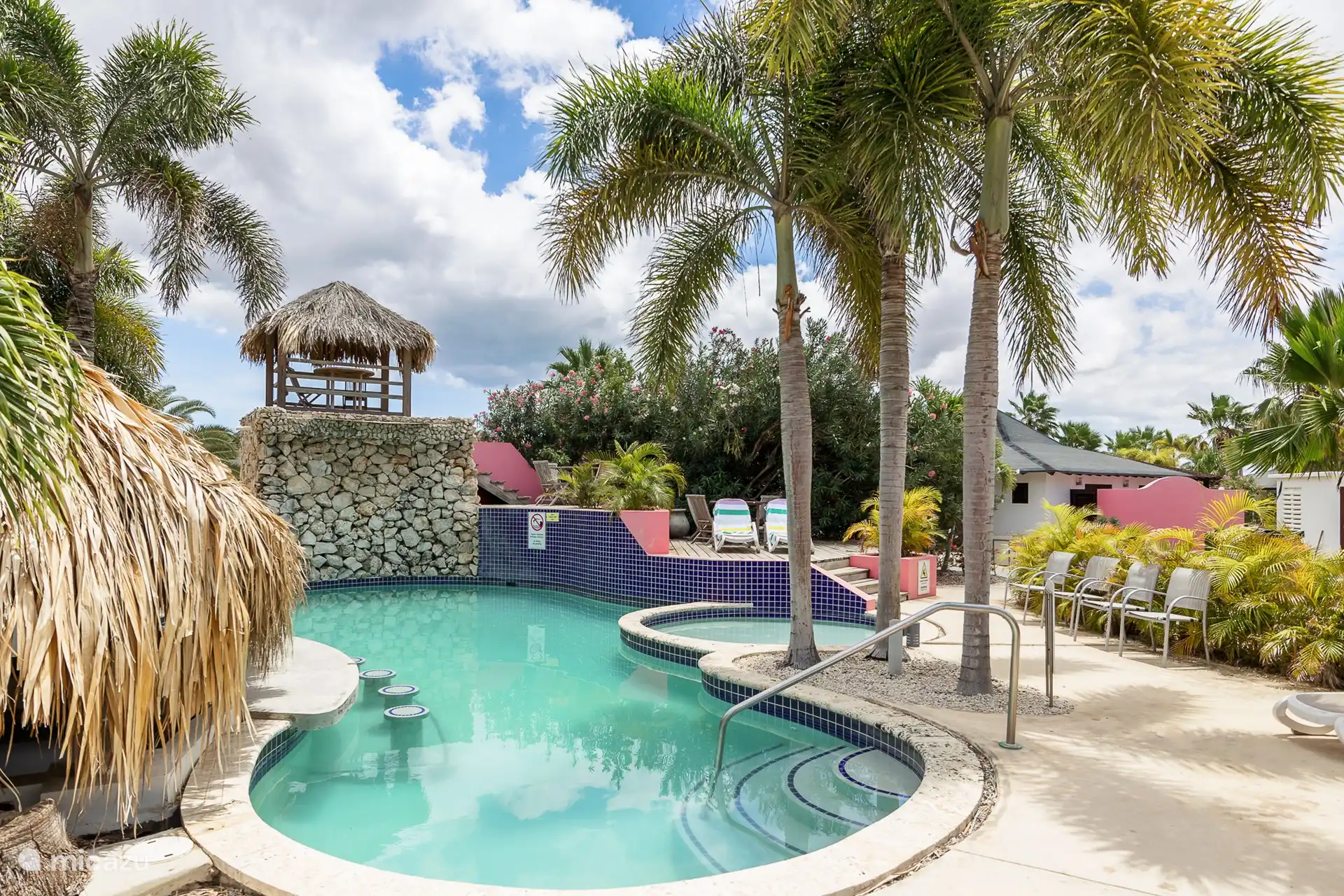 La piscine commune est située directement à l'arrière de la villa. 