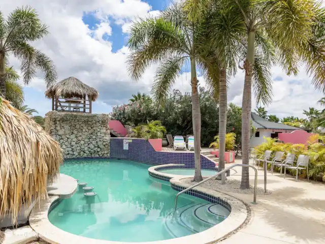 villa huren in Bonaire, Bonaire, Kralendijk – Blou Bonaire Waterlands Village Het gemeenschappelijke zwembad bevindt zich direct aan de achterzijde van de villa.
