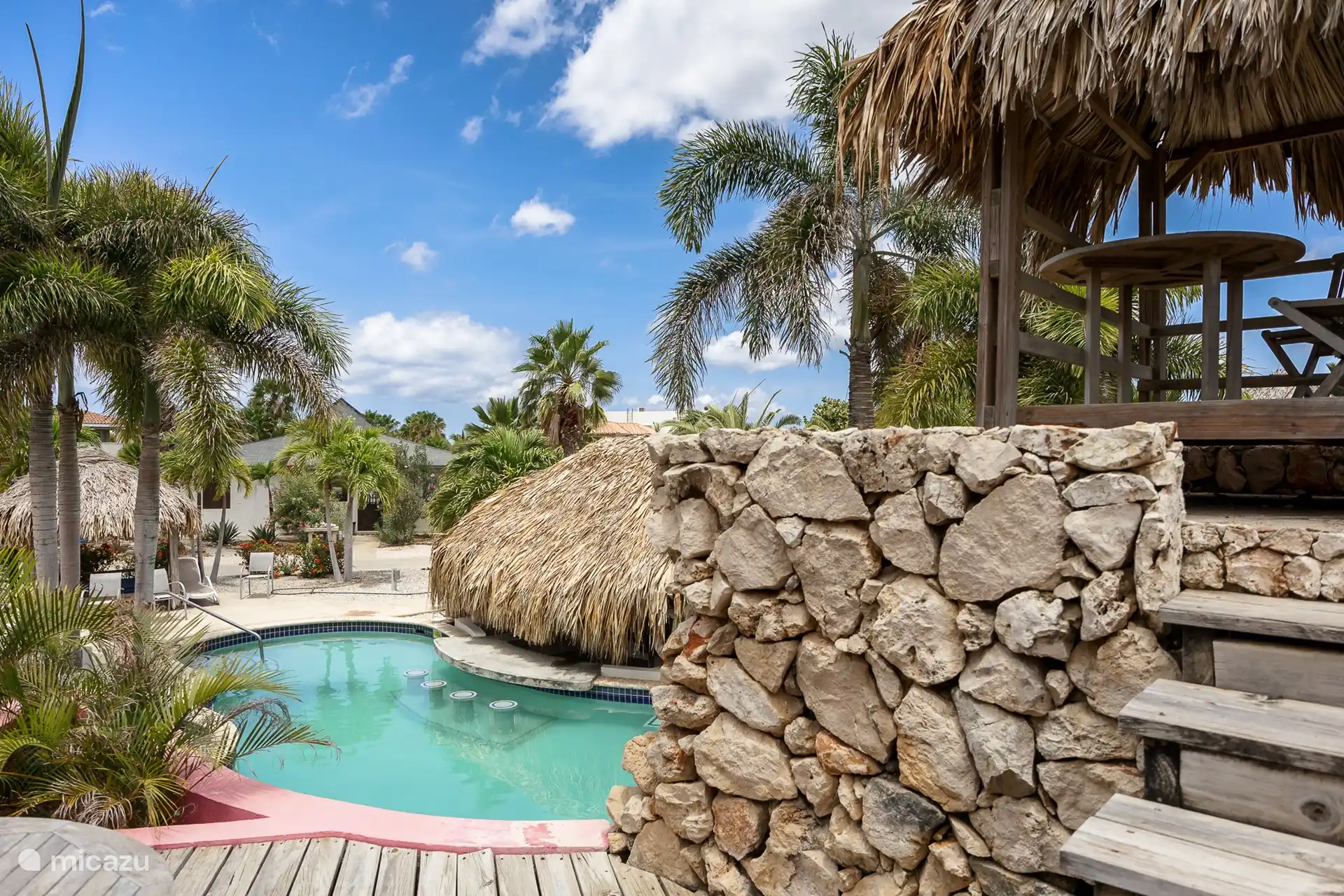 La piscine commune est située directement à l'arrière de la villa. 