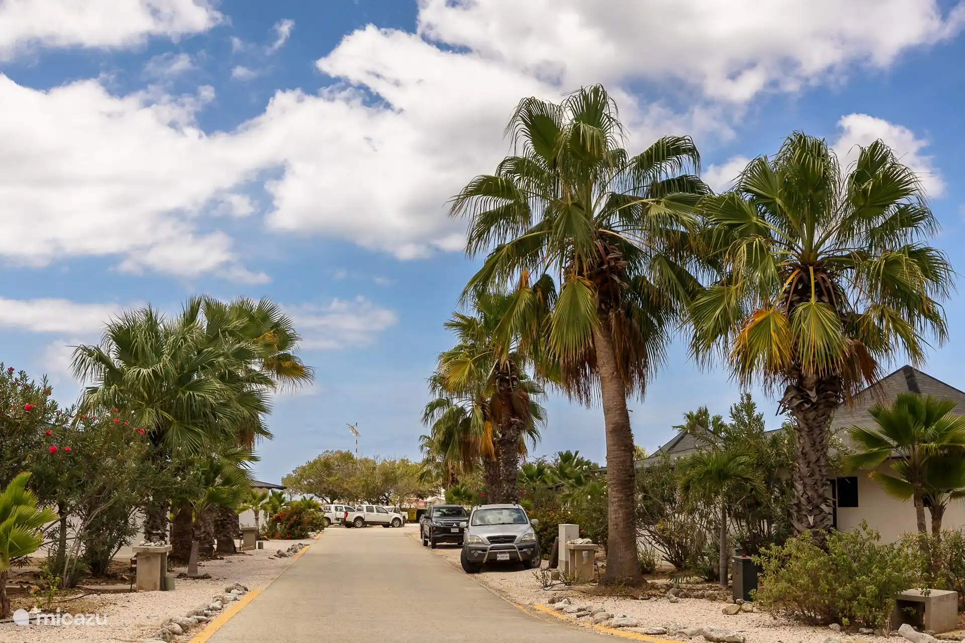 La villa est située dans un petit complexe fermé avec une belle végétation tropicale.