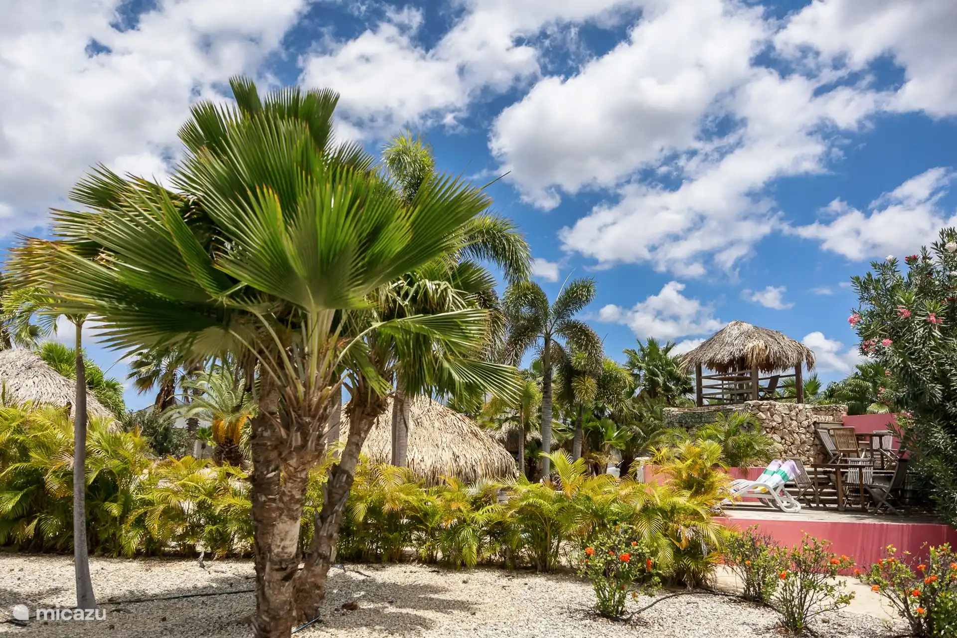 La villa est située dans un petit complexe fermé avec une belle végétation tropicale.
