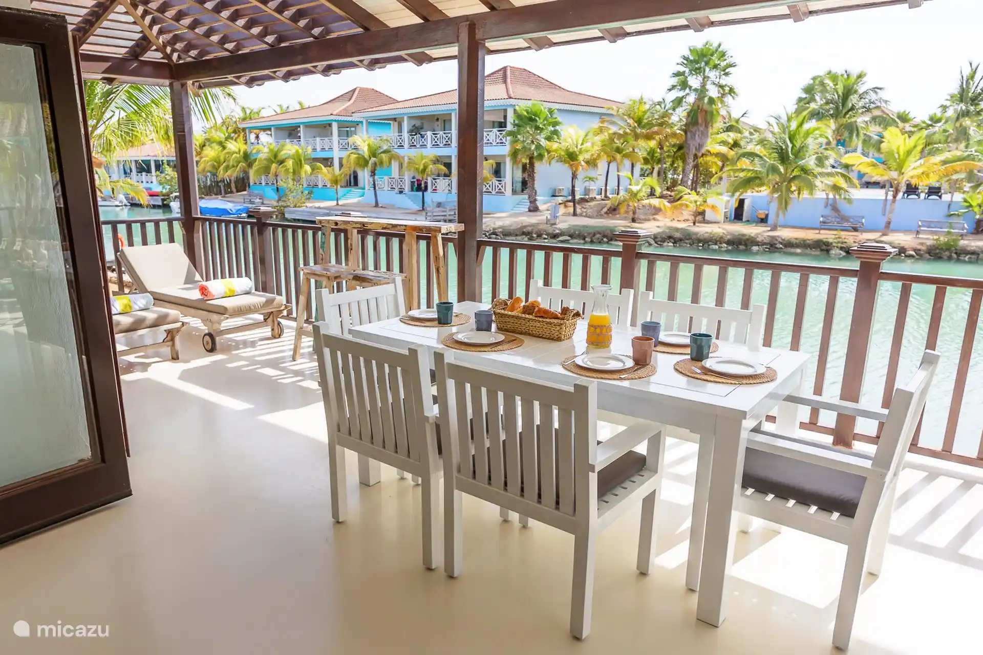 La véranda offre une belle vue sur l'eau. Ici, vous pourrez savourer un délicieux repas sur une table à manger spacieuse. Il y a aussi deux transats et un coin salon. Un endroit merveilleux où séjourner lorsque vous êtes au complexe.