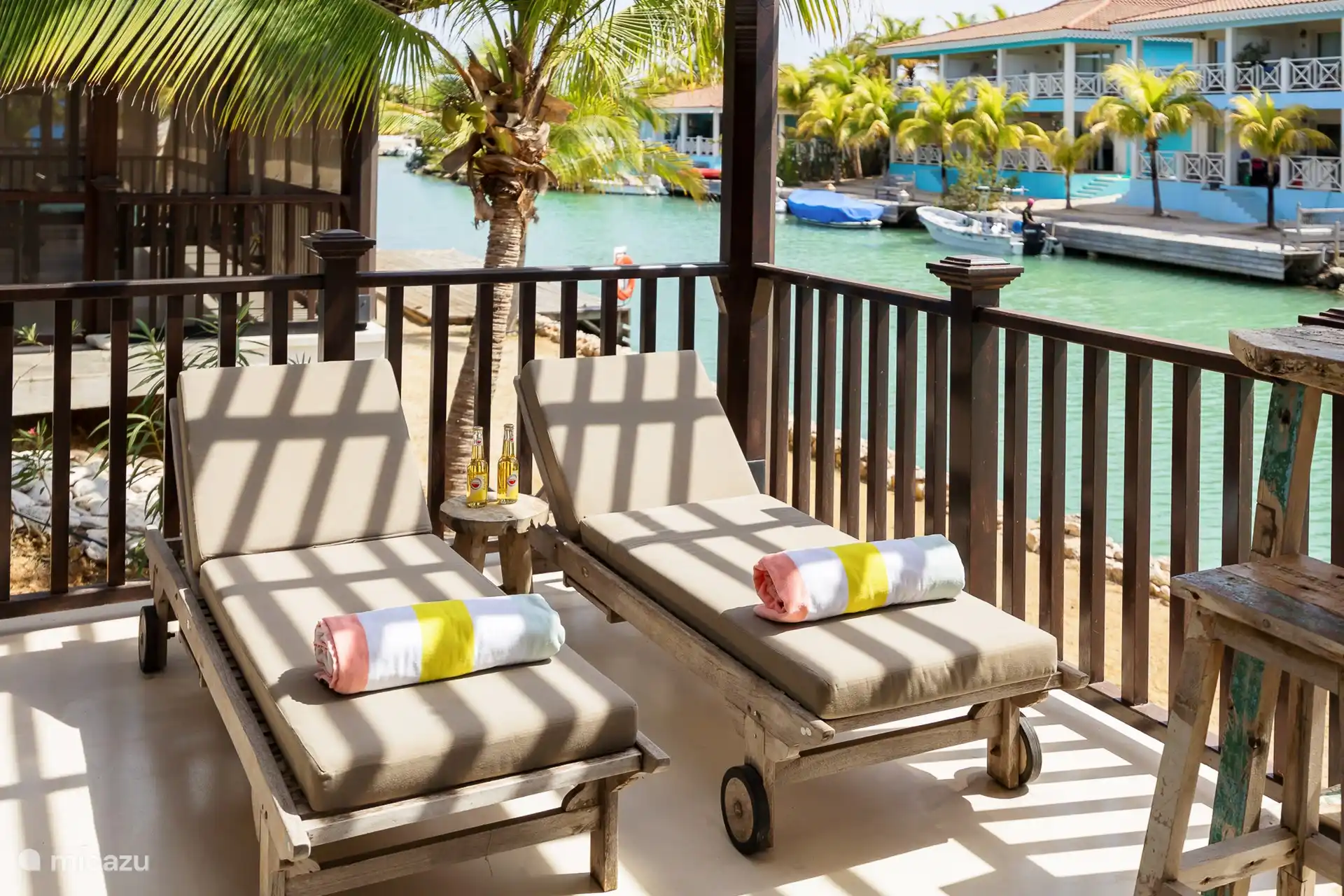 La véranda offre une belle vue sur l'eau. Ici, vous pourrez savourer un délicieux repas sur une table à manger spacieuse. Il y a aussi deux transats et un coin salon. Un endroit merveilleux où séjourner lorsque vous êtes au complexe.