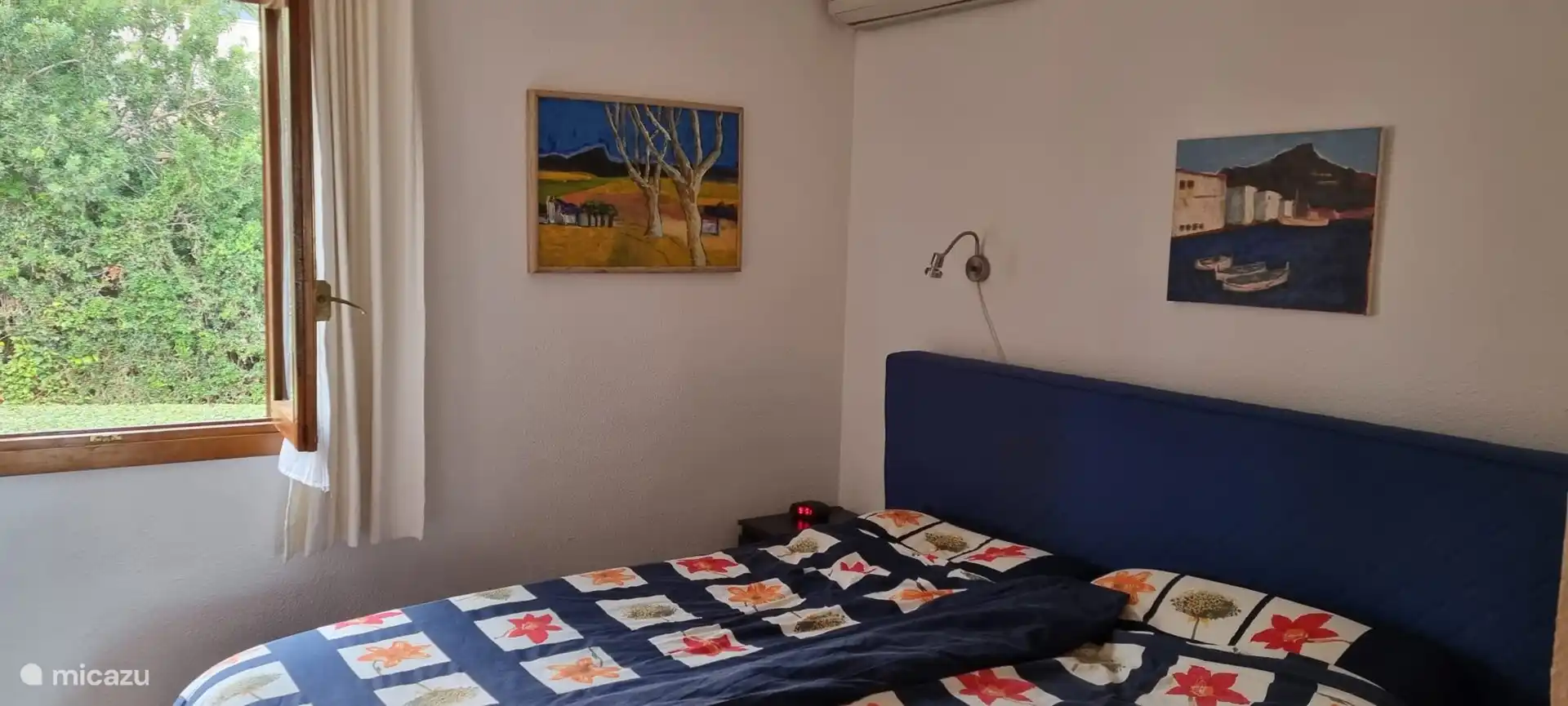 Das Hauptschlafzimmer mit Klimaanlage