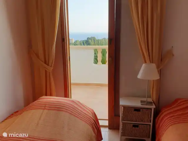 Casa Dénia en España, Costa Blanca, Dénia - casa paredada El segundo dormitorio, con terraza privada.