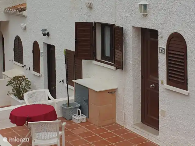 Casa Dénia en España, Costa Blanca, Dénia - casa paredada La segunda terraza. Sol por la tarde.