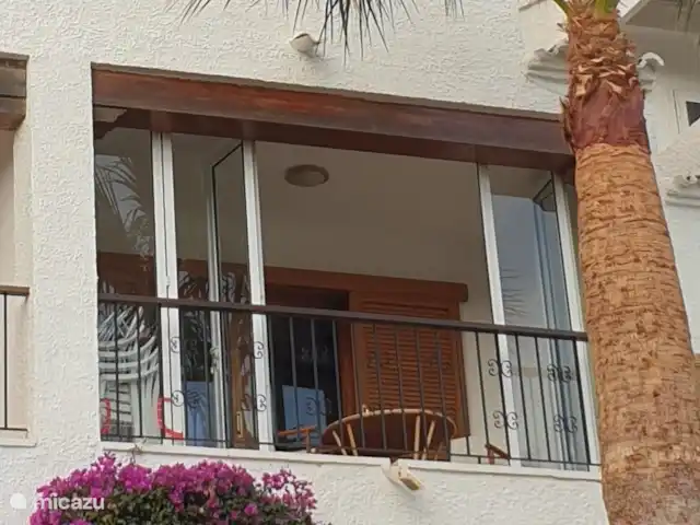 Casa Dénia en España, Costa Blanca, Dénia - casa paredada Terraza cubierta con vistas al mar Mediterráneo.