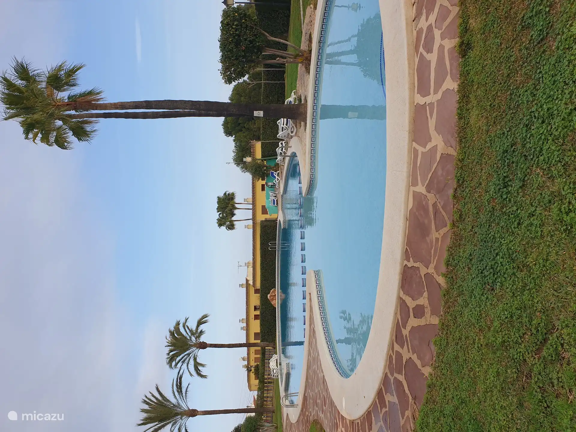 Ger&#228;umiges Schwimmbad mit separatem Bereich f&#252;r Kinder.