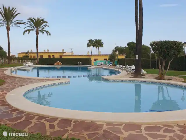 Casa Dénia en España, Costa Blanca, Dénia - casa paredada Amplia piscina, con sección separada para niños.