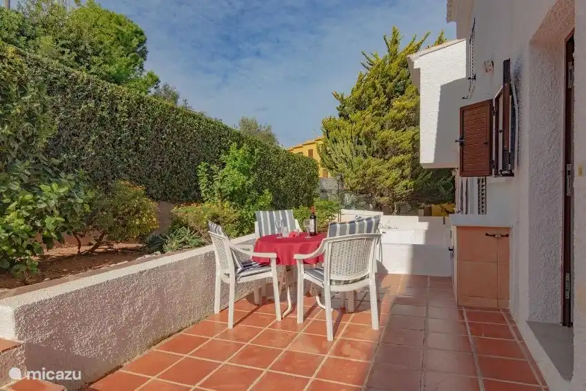 Die Terrasse auf der Westseite. Sonnig am Nachmittag.