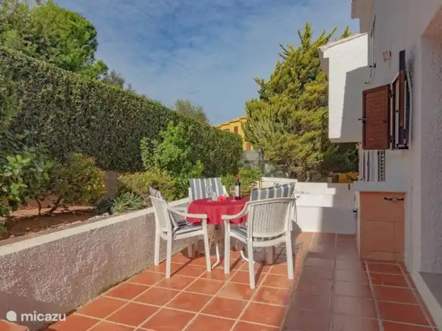 Casa Dénia en España, Costa Blanca, Dénia - casa paredada La terraza del lado oeste. Soleado por la tarde.