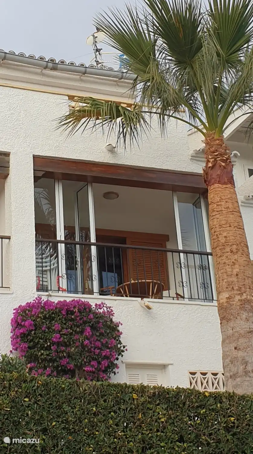 &#220;berdachte Terrasse. L&#228;sst sich &#246;ffnen und schlie&#223;en.