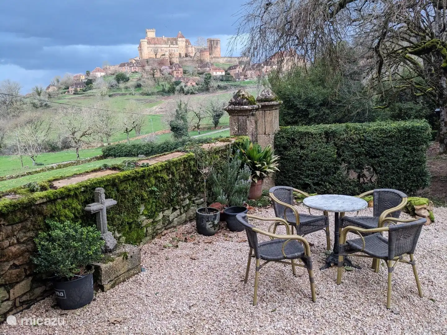 Terras met uitzicht op chateau Castelnau