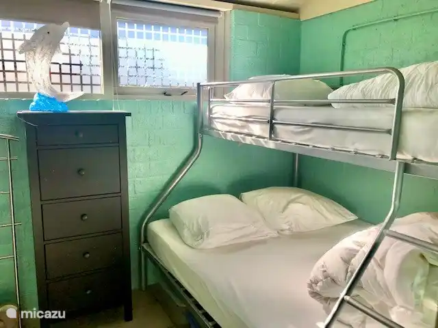 Dreibett-Etagenbett. Unter 1,40 x 2,00