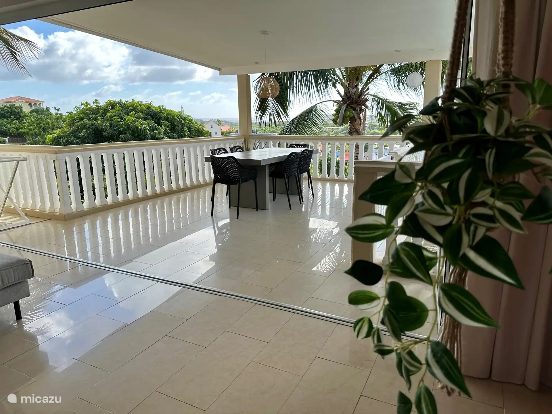 Der Balkon/Terrasse der Wohnung mit herrlicher Aussicht! 