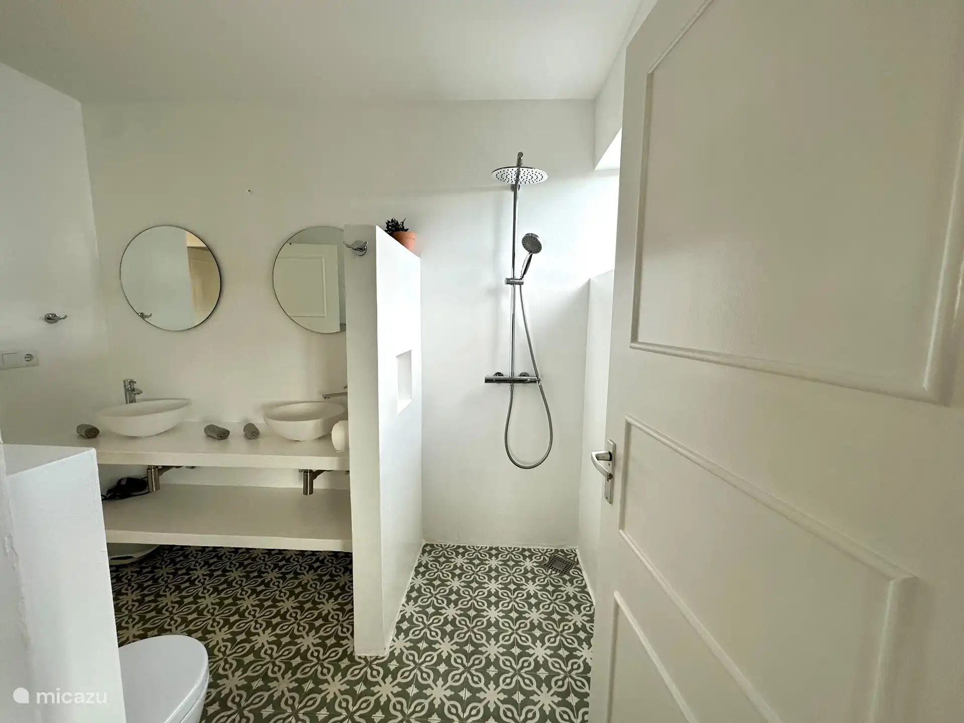 Das erste Badezimmer der Wohnung. 