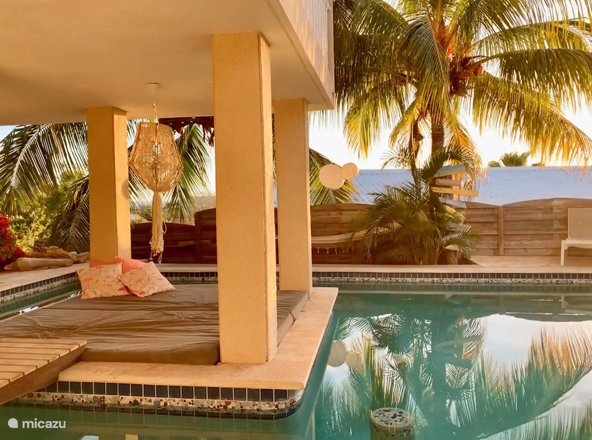 Der Swimmingpool mit verschiedenen Sitz-/Liegebereichen.