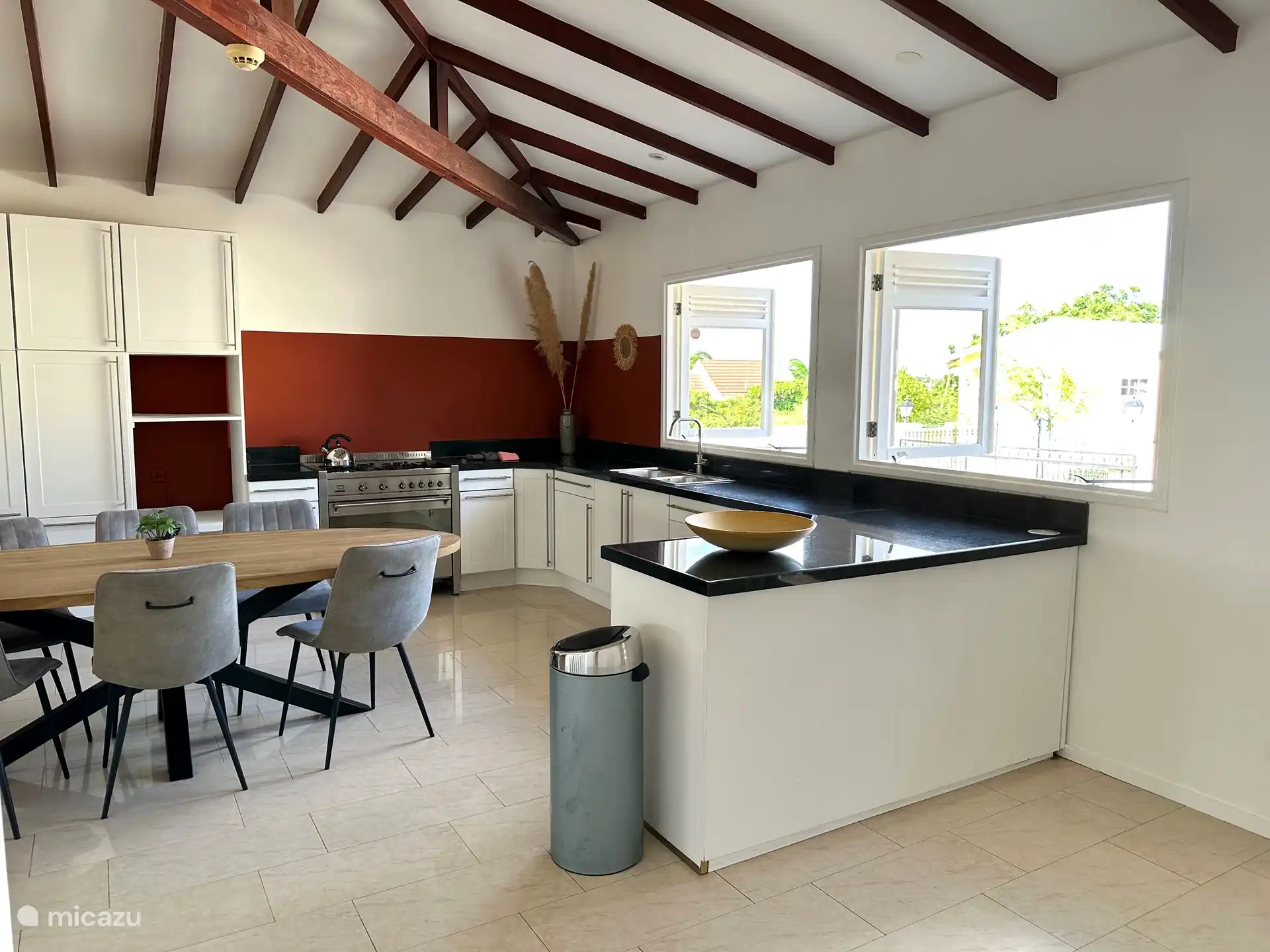 Die offene Küche der Wohnung.