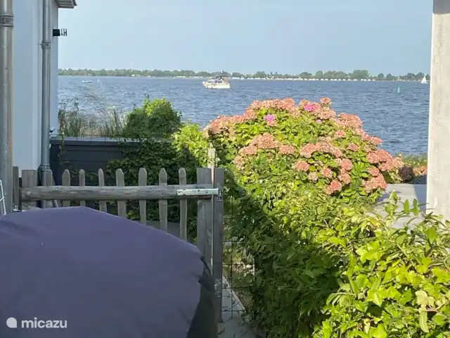 De Overkant huren in Nederland, Friesland, Offingawier - appartement Vanuit het appartement loopt u over een paadje naar het Sneekermeer.