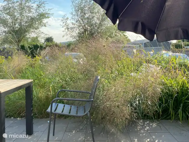 De Overkant huren in Nederland, Friesland, Offingawier - appartement Beschutte geheel afgesloten tuin met grassen op de zonkant.