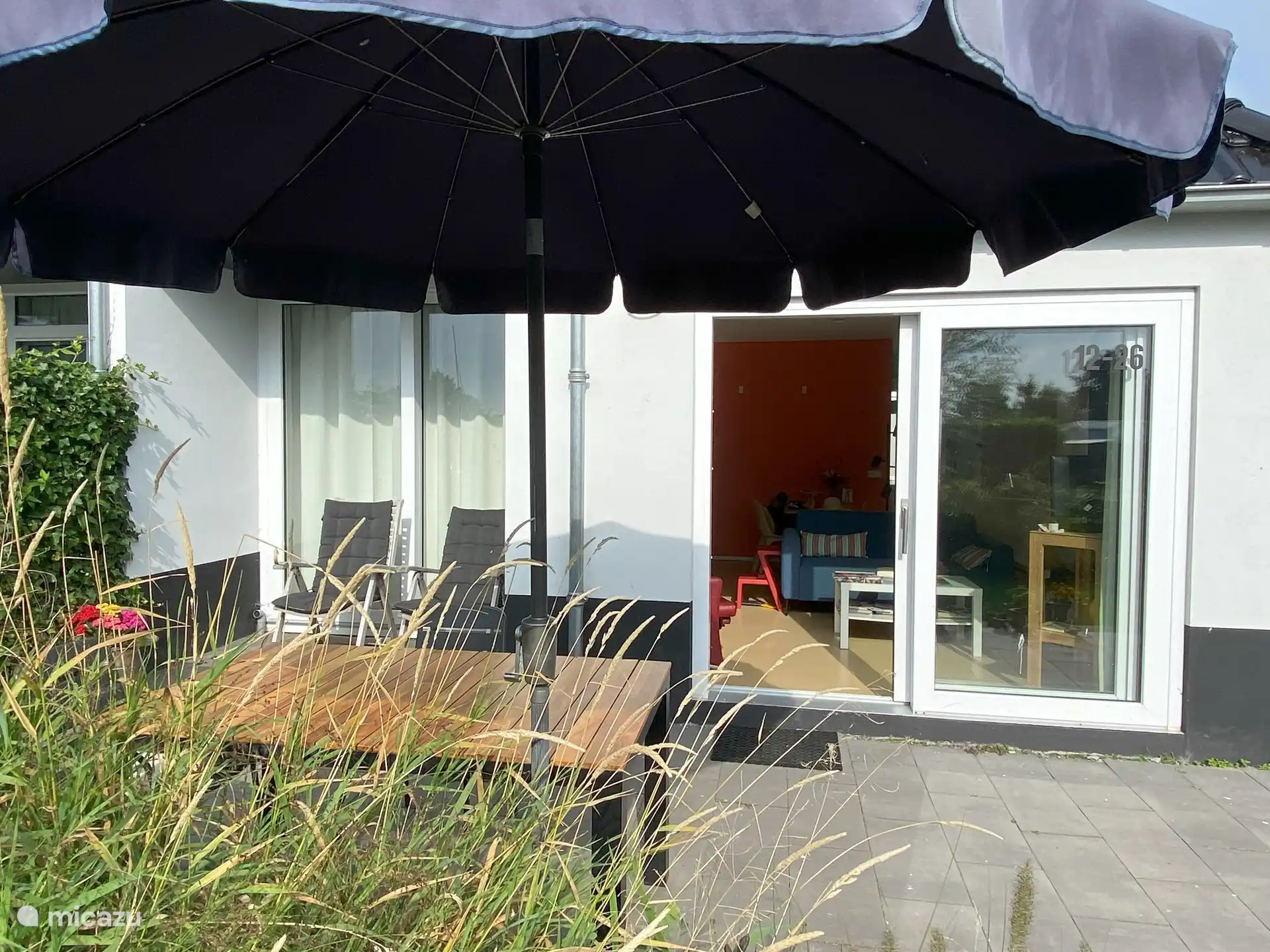 Sie können auf der teilweise überdachten Terrasse sitzen.