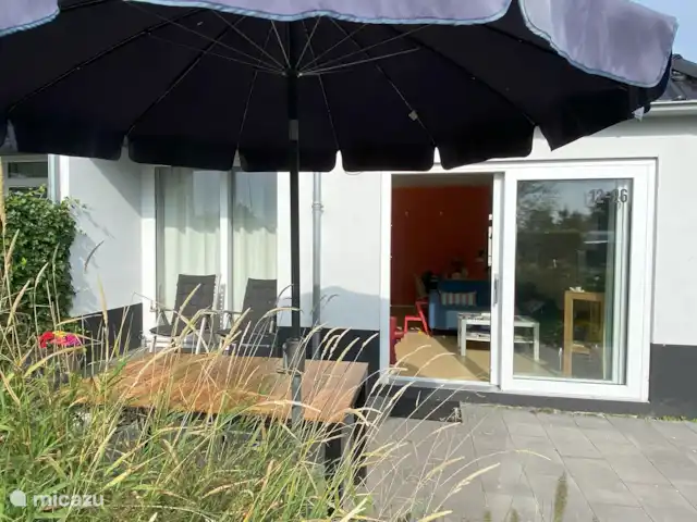De Overkant huren in Nederland, Friesland, Offingawier - appartement Op het terras kunt u heerlijk, gedeeltelijk overkapt zitten.