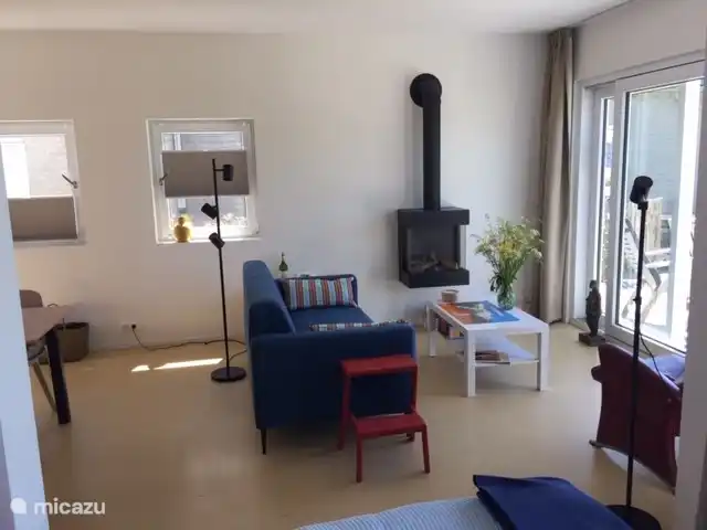 De Overkant huren in Nederland, Friesland, Offingawier - appartement Woonkamer met gezellig gashaardje met uitzicht op de tuin.