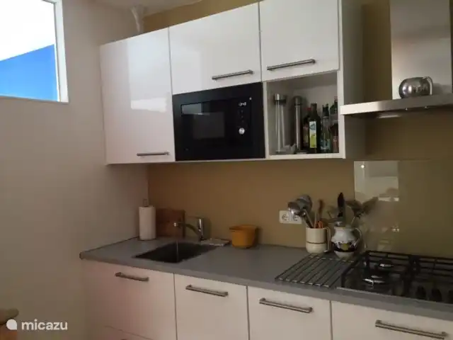 Halboffene Küche. Grundnahrungsmittel vorhanden.