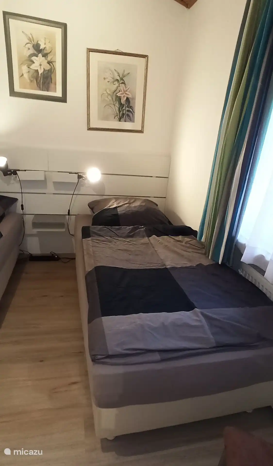 Kleines Schlafzimmer mit Boxspringbetten