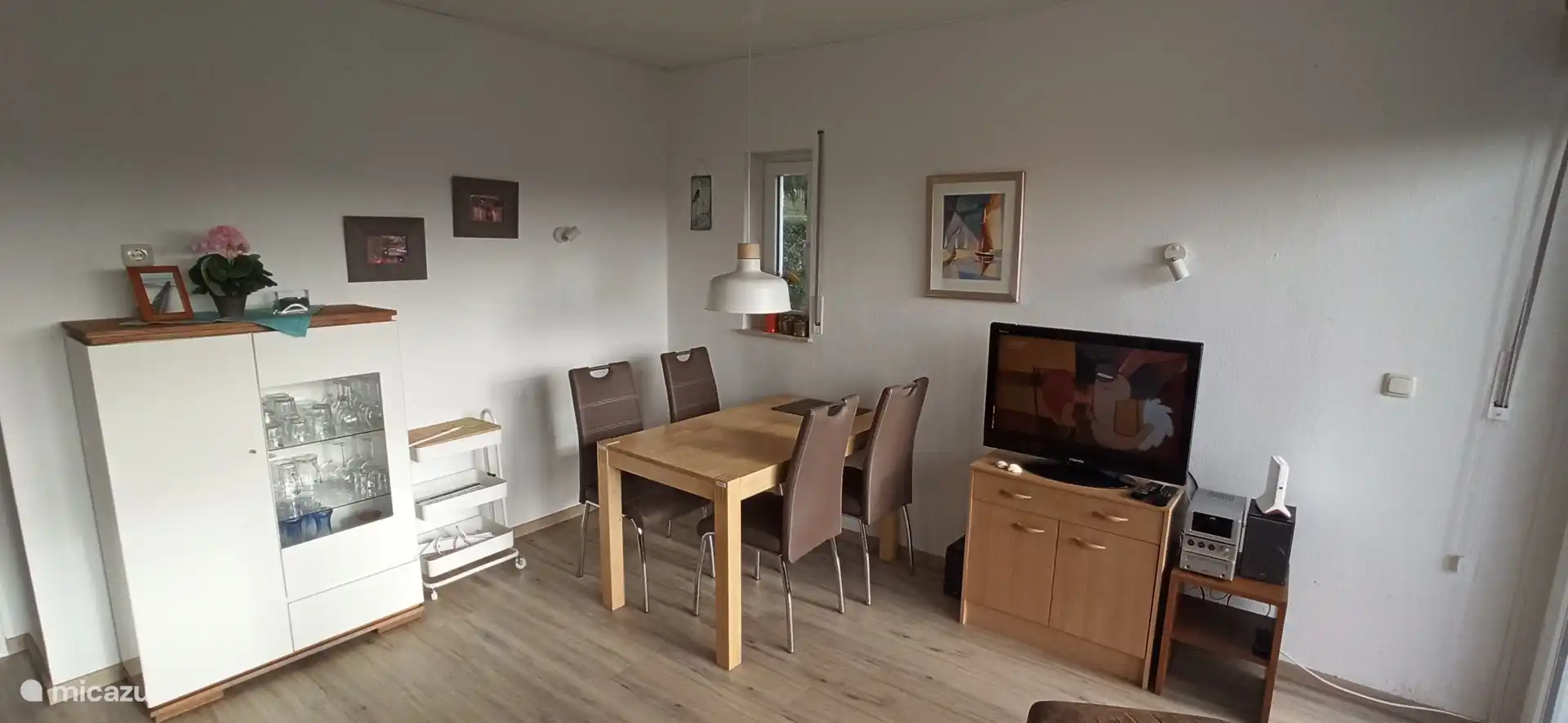 Wohnzimmer mit TV und Stereoanlage
