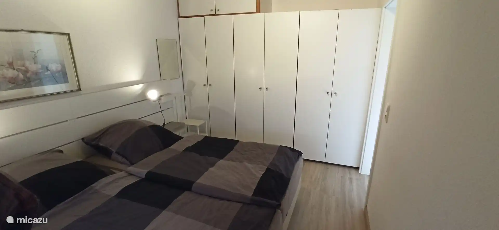Großes Schlafzimmer mit Boxspringbetten