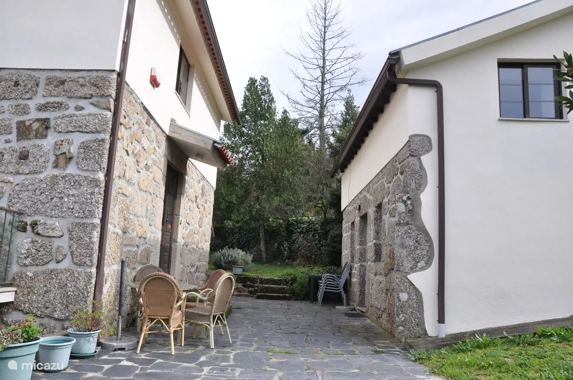 Entrance to both houses, left Palmeira, right Agave
