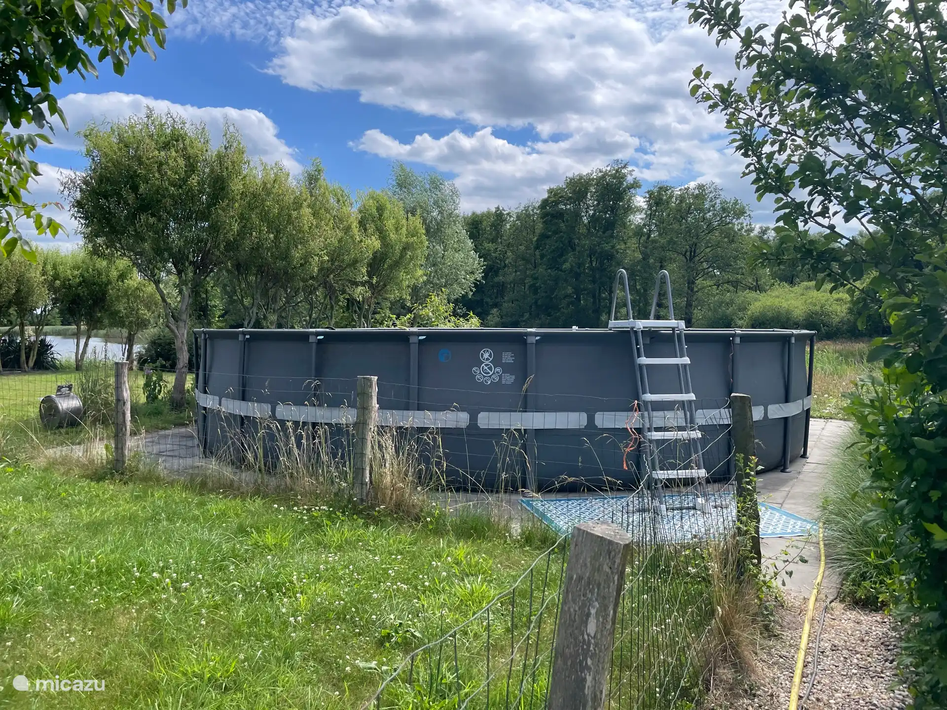 La piscine de 7 mètres de diamètre est prête pour vous en juillet et août