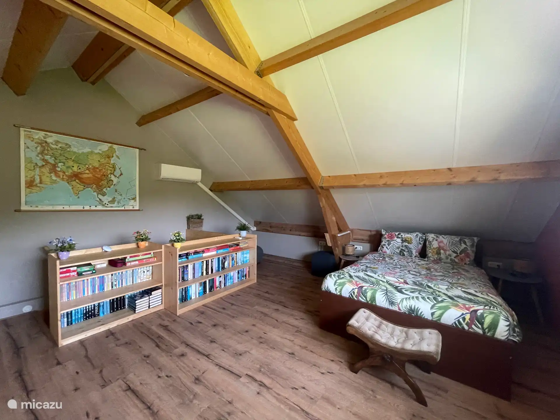 Chambre avec lit double (140x200) et bibliothèque bien garnie. Un bureau et une chaise sont également présents pour le voyageur d’affaires.