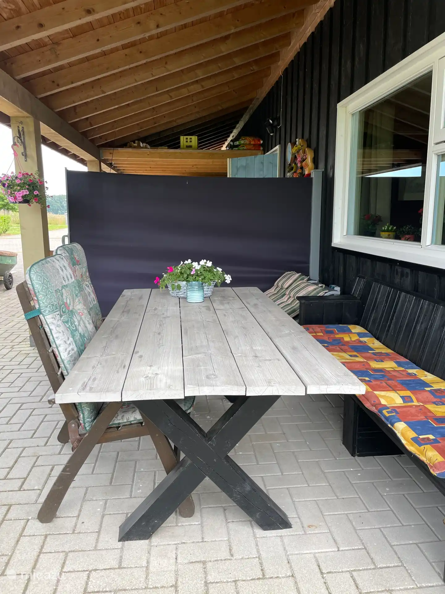 L’auvent vous permet de vous asseoir à l’extérieur même lorsque le temps n’est pas si beau