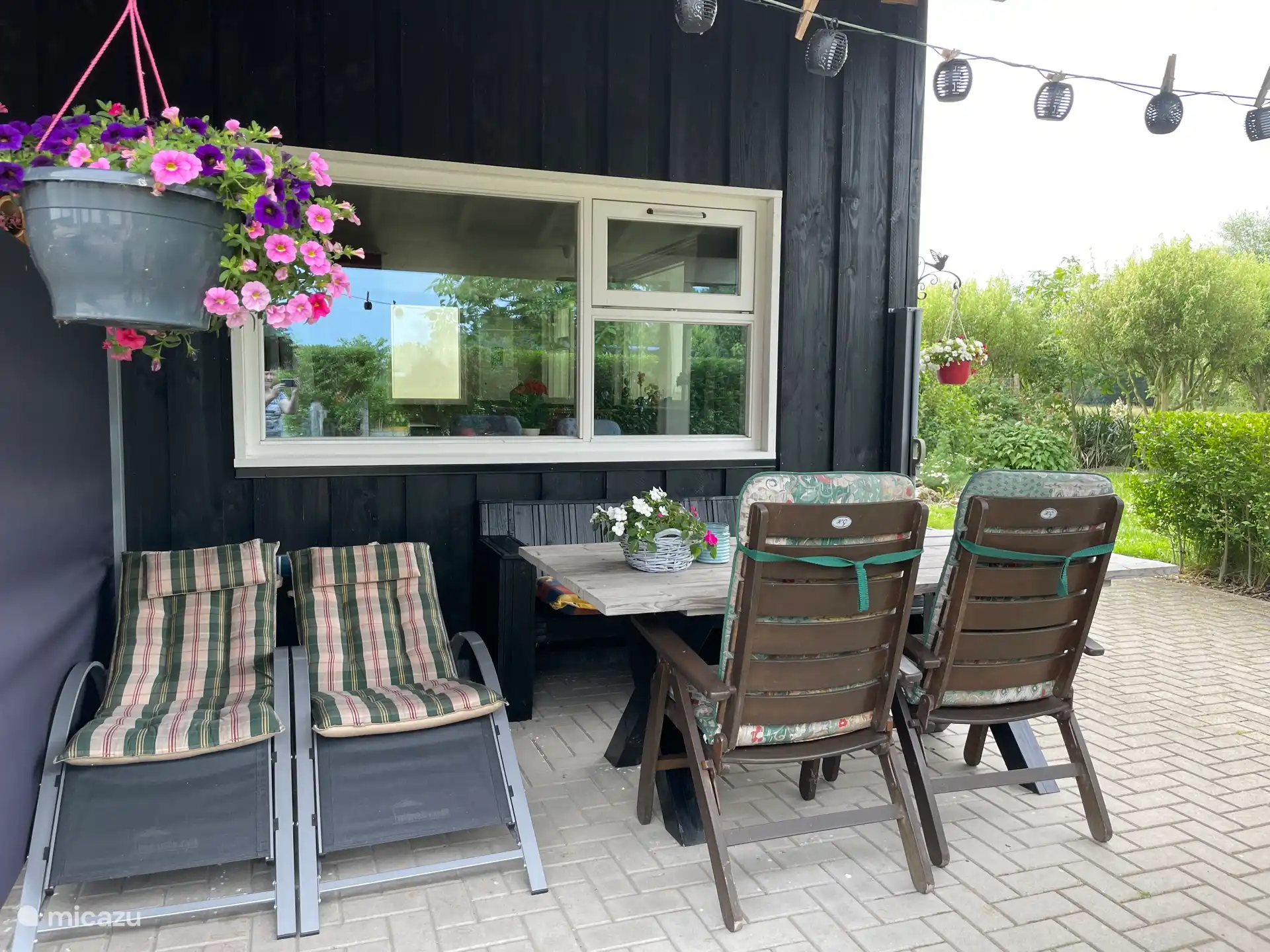 Une terrasse attrayante, également avec deux transats