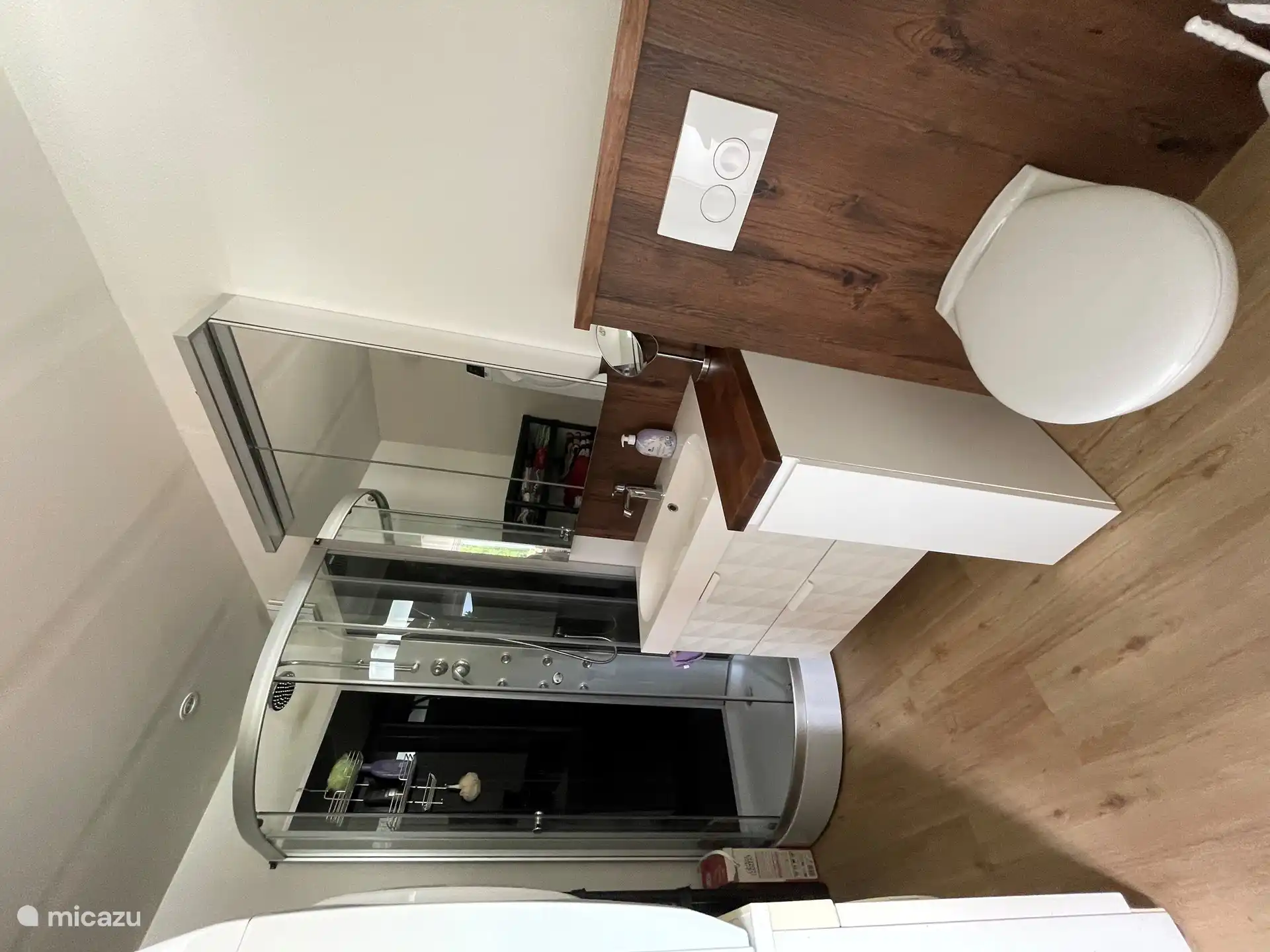 La salle de bain dispose d’une machine à laver et d’un sèche-linge et de beaucoup d’espace de rangement pour vos affaires