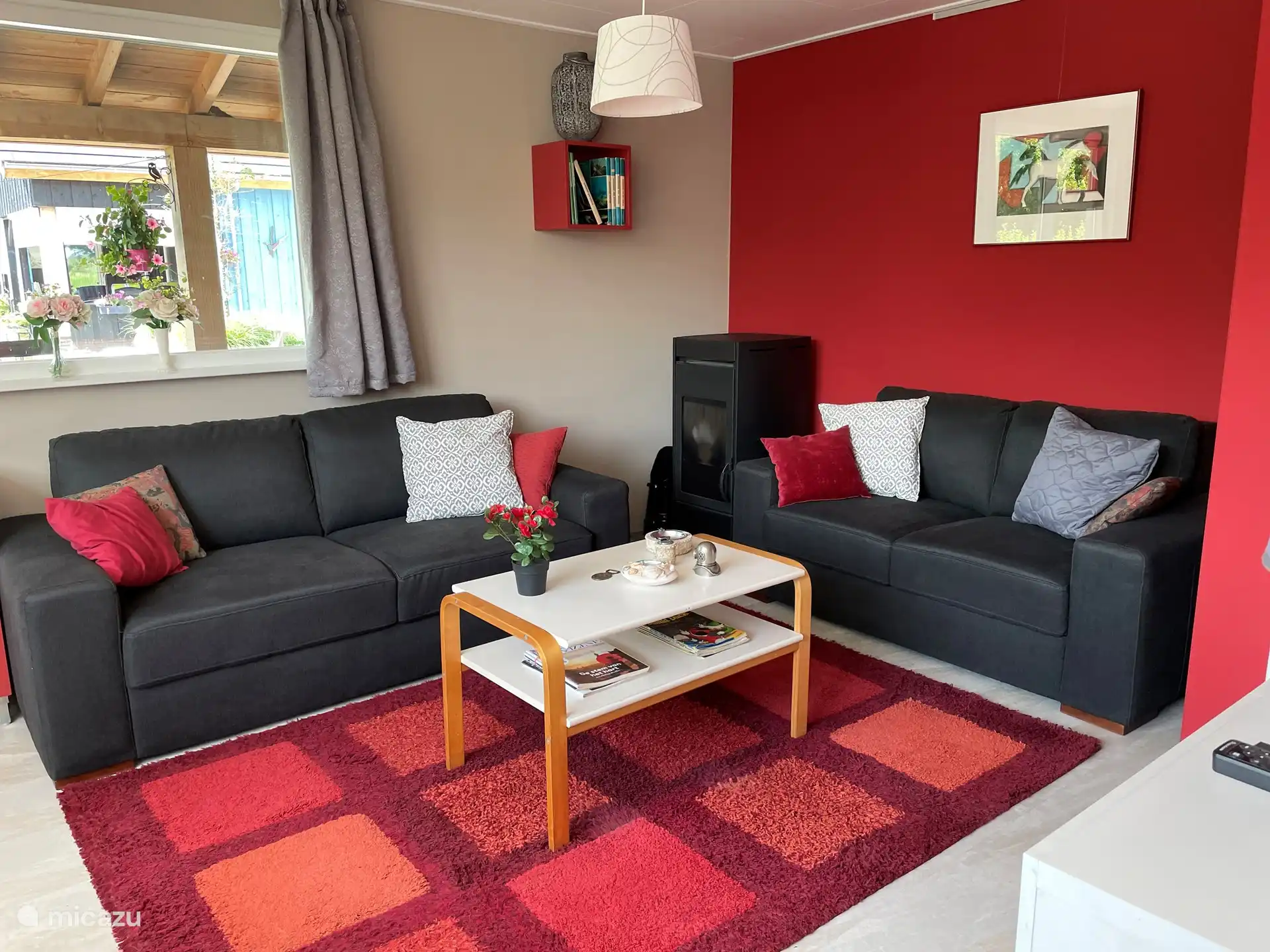 Dans le coin salon spacieux, il y a un canapé pour 2 personnes et un canapé pour 2,5 personnes