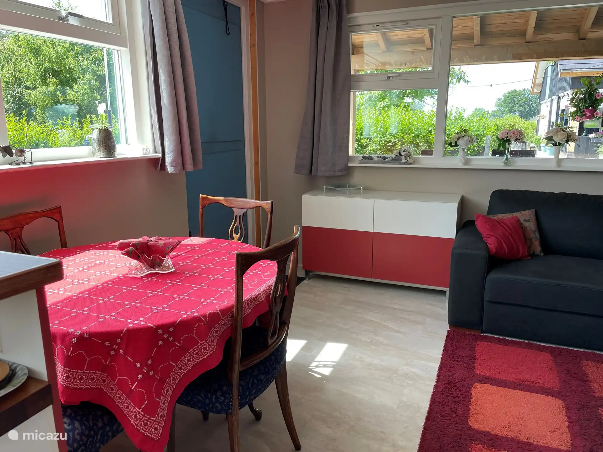 Un coin salon pour quatre personnes ainsi que de nombreux placards pour vos affaires sont à votre disposition