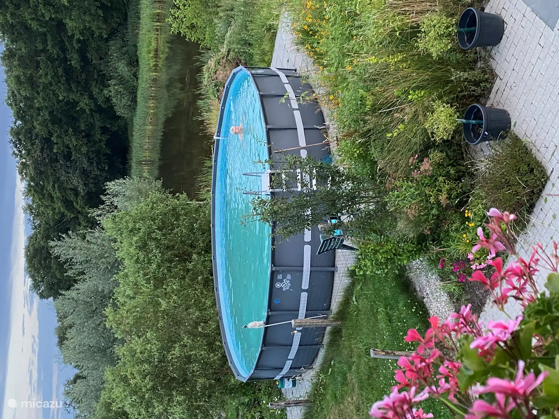 La piscine est spacieuse et n’est utilisée que par nous-mêmes et nos clients. L’aménagement du jardin offre beaucoup d’intimité lors de la baignade