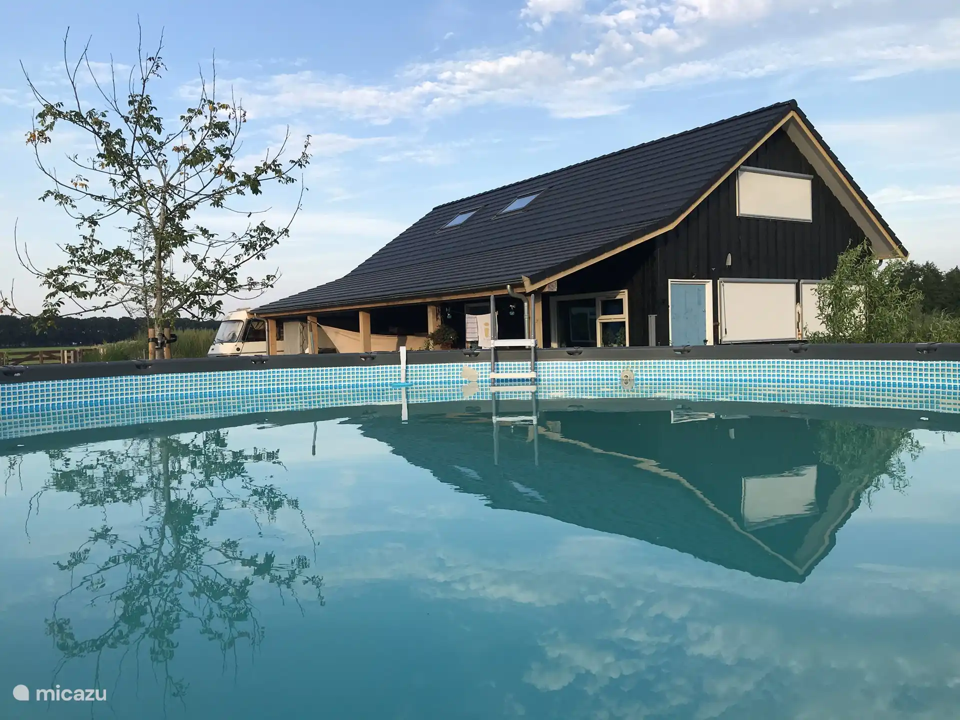 De fin juin à fin août, vous pourrez vous baigner dans notre piscine extérieure privée de 7 mètres de diamètre