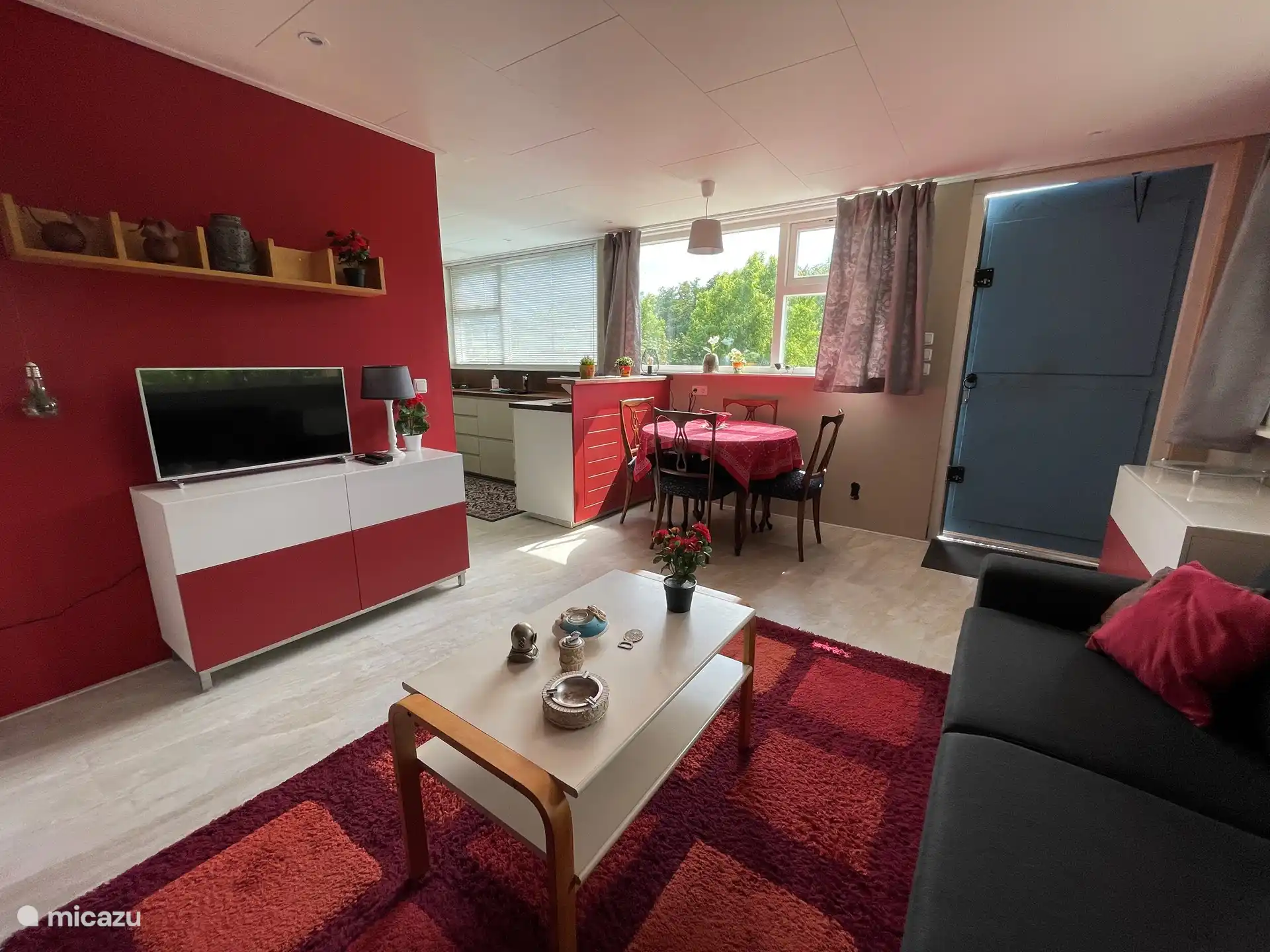 Le salon dispose d’une télévision avec Netflix et Amazon Prime, mais vous pouvez également diffuser vos propres applications via Chromecast