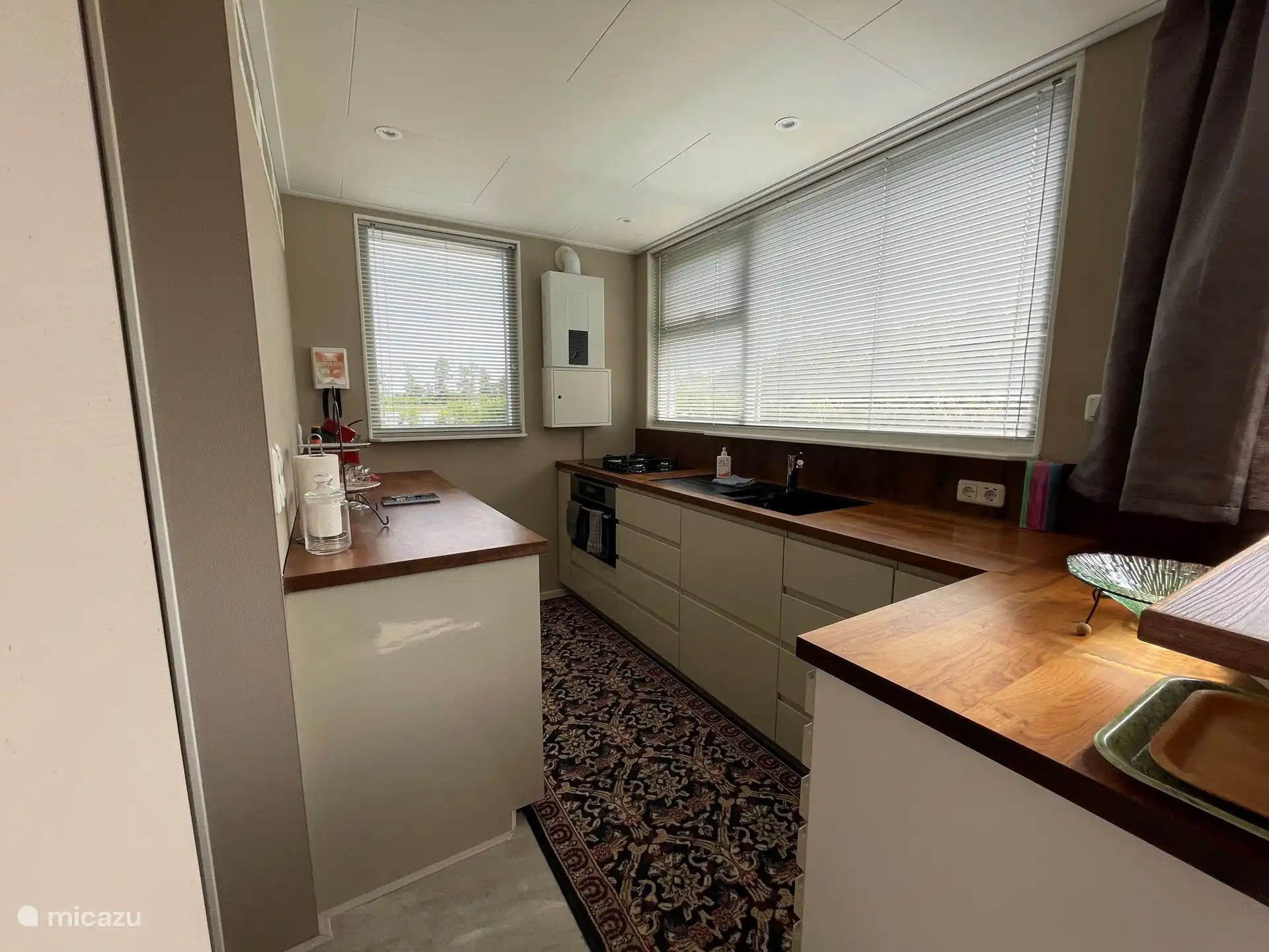 La cuisine est entièrement équipée avec un grand réfrigérateur, un congélateur, un four et un micro-ondes.