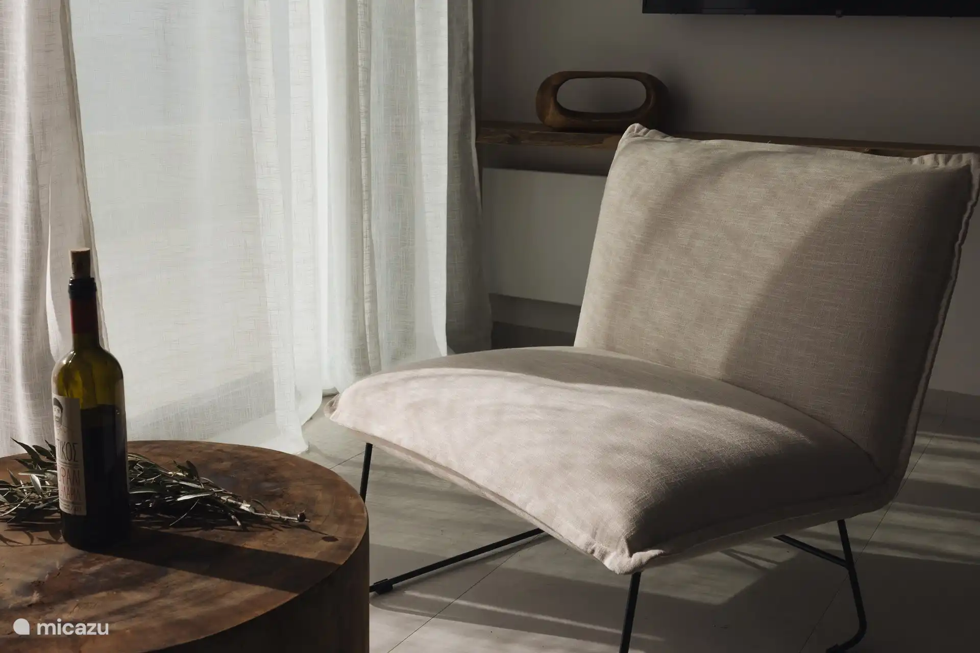 Armchair and living table 