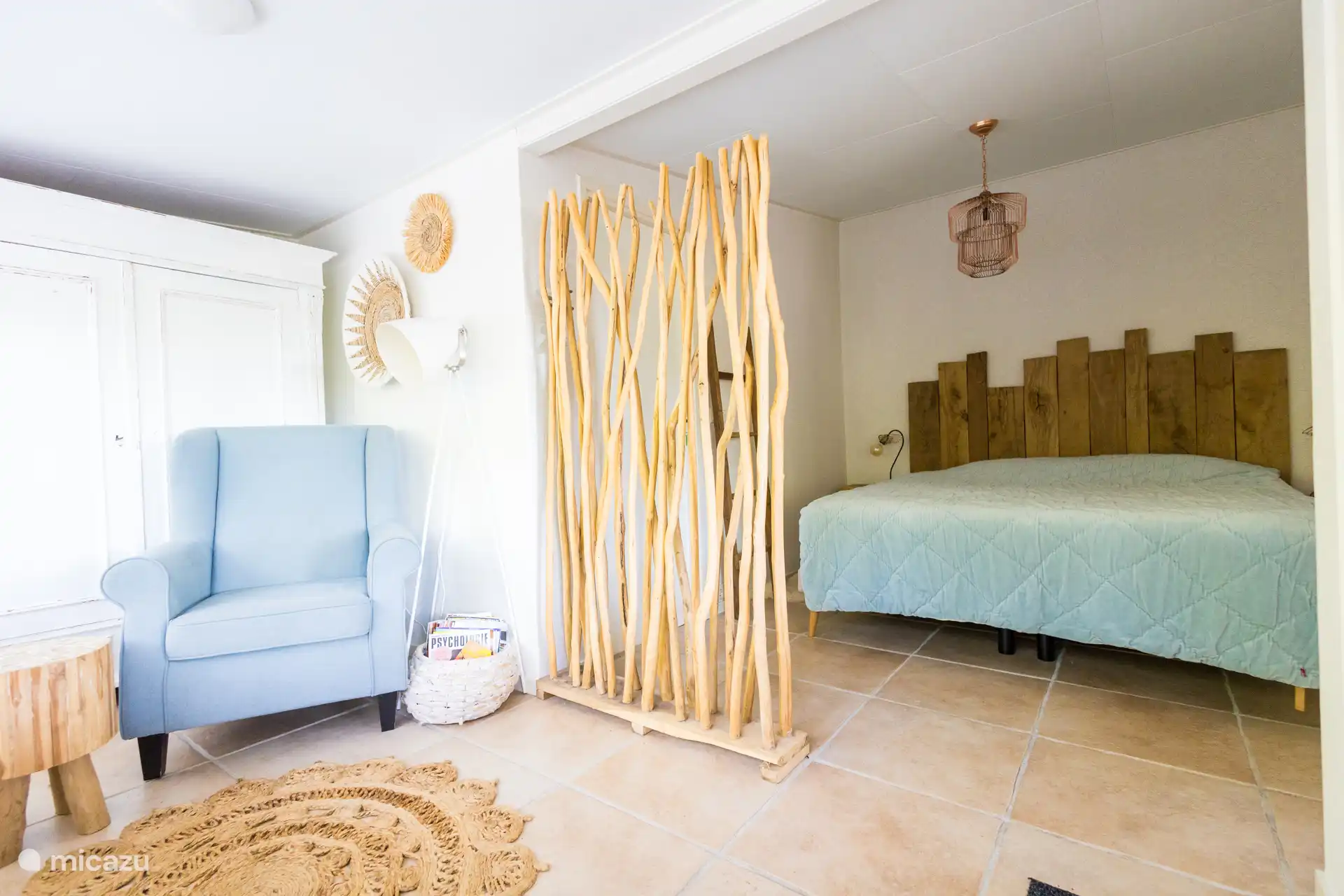 Slaapkamer met een gedeelte waar je lekker even kunt lezen of naar buiten kunt kijken. Aangrenzende veranda met deur en hor. Lekker donker te maken en zomers heerlijk koel. 